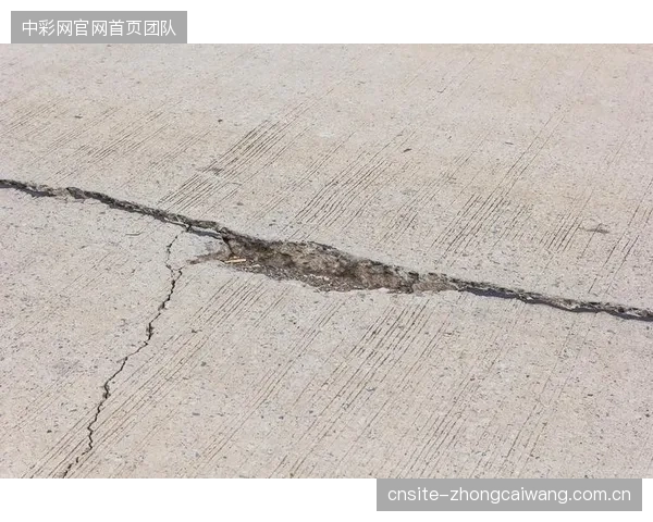 抗裂”的环保悖论：为追求极致的混凝土性能，高强膨胀剂所依赖的高标号水泥正在显著推高体育馆建设的隐含碳排放